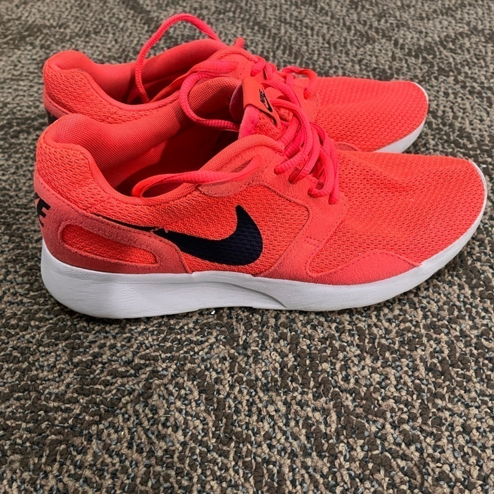 Nike Women's Bright Pink Mesh Sneakers with Black Swoosh - Picture 3 of 7